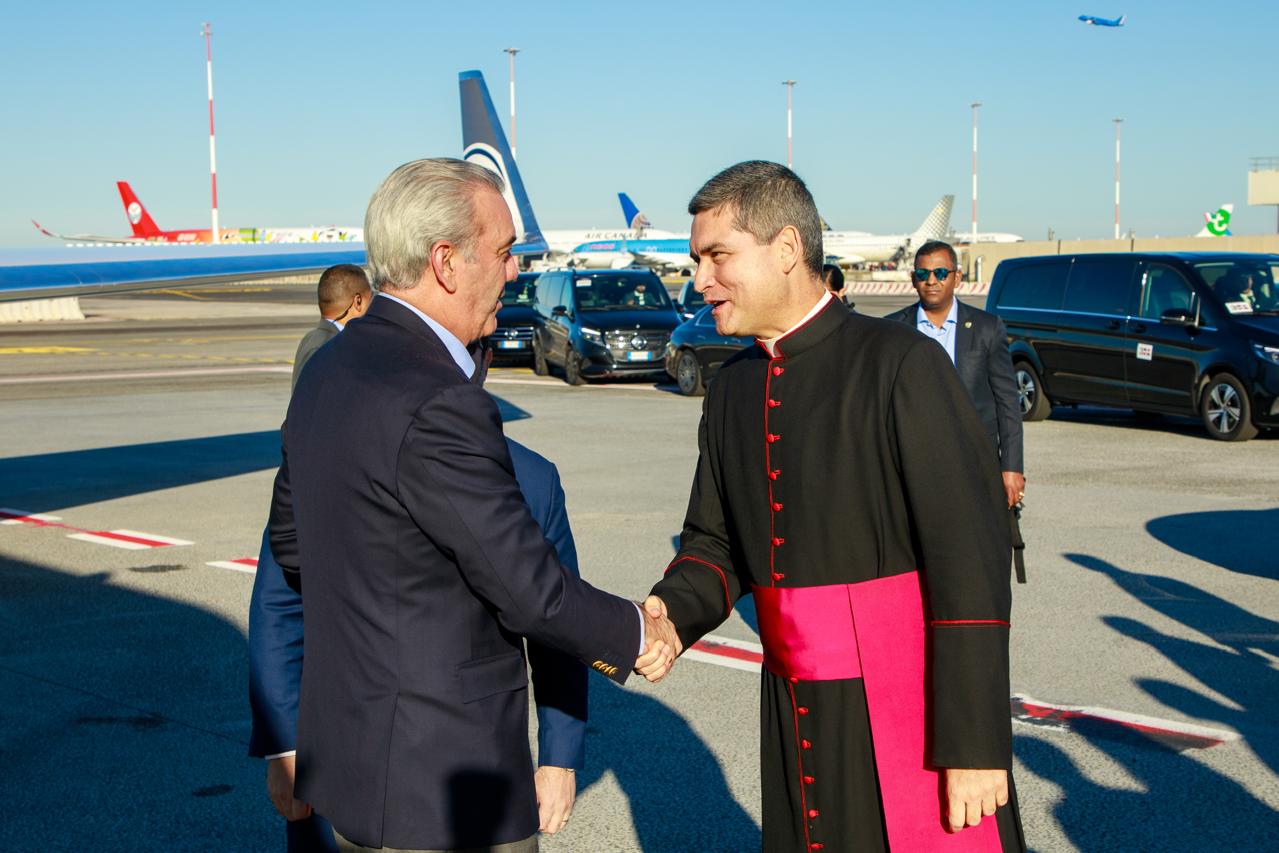 Luis Abinader llega a Roma para reunirse con el papa León XIV