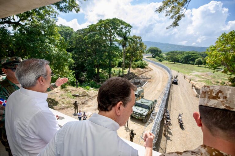 Abinader frontera Haití: el presidente Luis Abinader observa la verja fronteriza junto a militares dominicanos