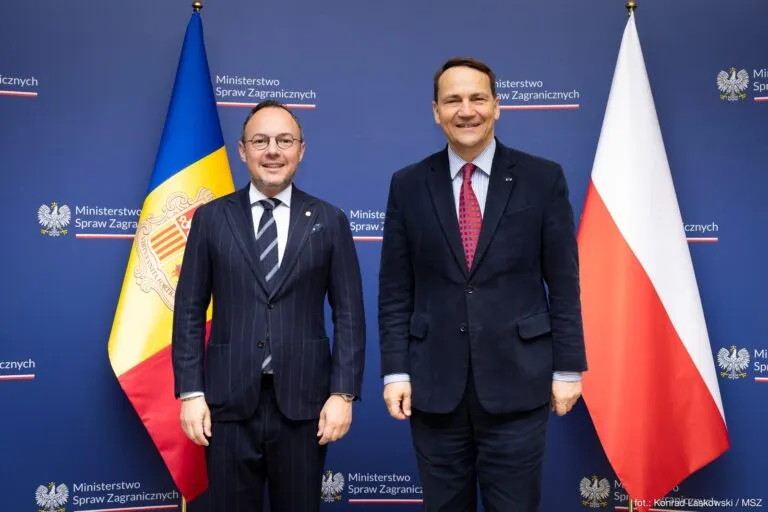 Aborto en Andorra: el jefe del Gobierno, Xavier Espot Zamora, junto a la bandera del principado en una imagen de archivo