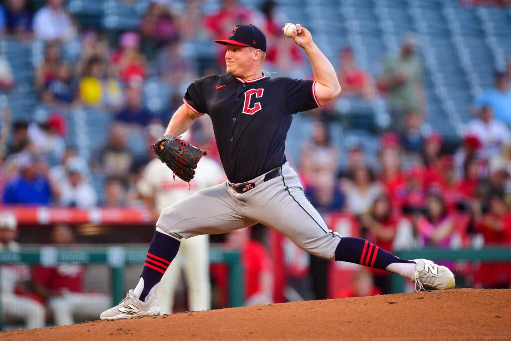 Parker Messick, uno de los Abridores Juego 5, lanzando con el uniforme de los Cleveland Guardians