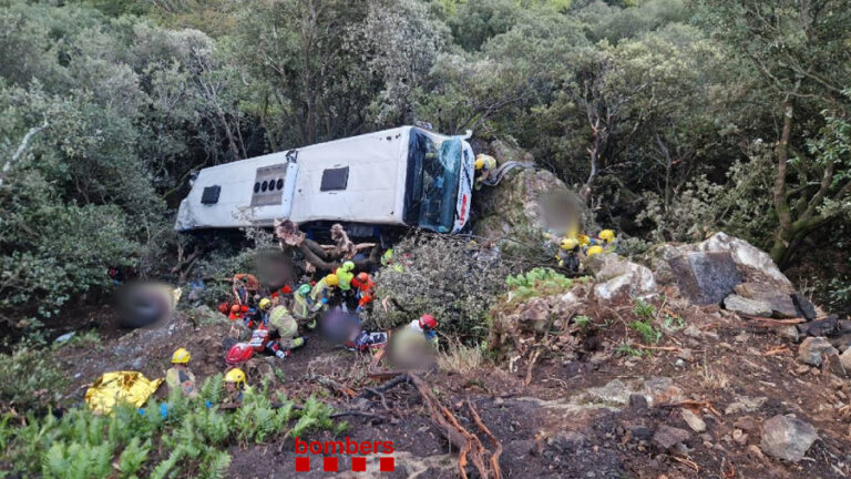 Accidente de autobús en Barcelona: el autocar de Sagalés caído en la ladera de Fogars de Montclús mientras los Bomberos rescatan a los pasajeros