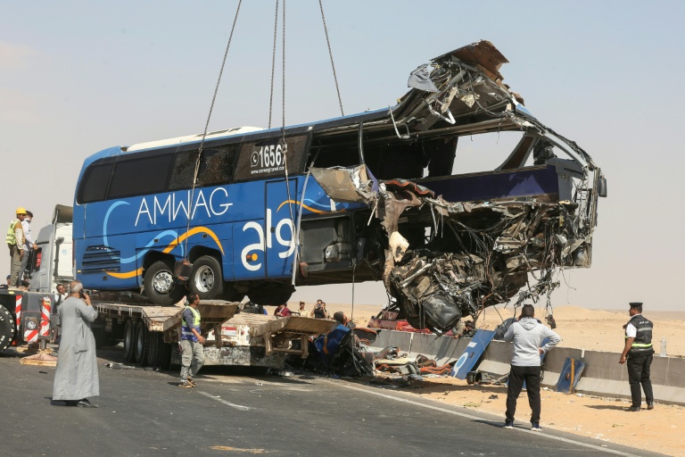 Una grúa levanta el autobús turístico azul siniestrado tras el accidente de autobús en Egipto en la carretera El Cairo-Asiut