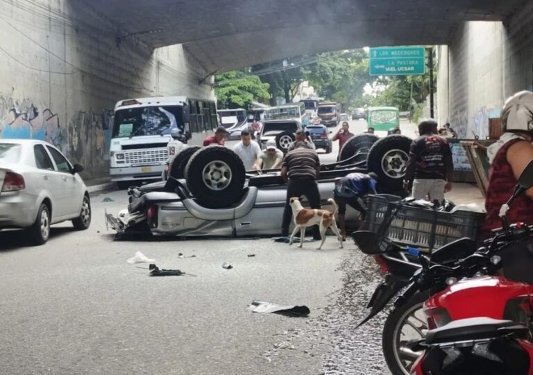Accidente en la Cota Mil: camioneta volcada en la parte baja del distribuidor de Mecedores, en Caracas
