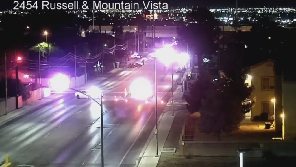 Accidente mortal en Mountain Vista: patrullas de la Policía Metropolitana con las luces encendidas en la zona de Russell y Mountain Vista, en Las Vegas, durante la noche