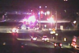 Vehículos de emergencia en la escena del choque frontal en Blue Diamond Road y Grand Canyon Drive, Las Vegas