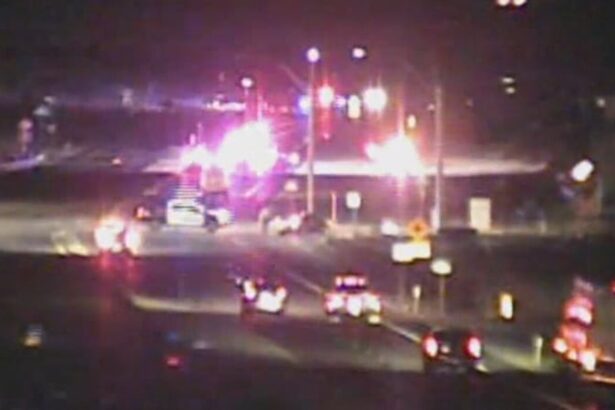 Vehículos de emergencia en la escena del choque frontal en Blue Diamond Road y Grand Canyon Drive, Las Vegas