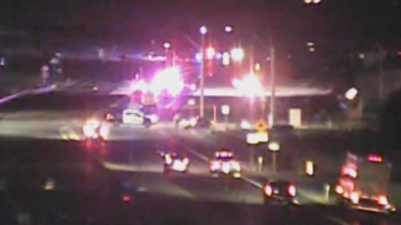 Vehículos de emergencia en la escena del choque frontal en Blue Diamond Road y Grand Canyon Drive, Las Vegas