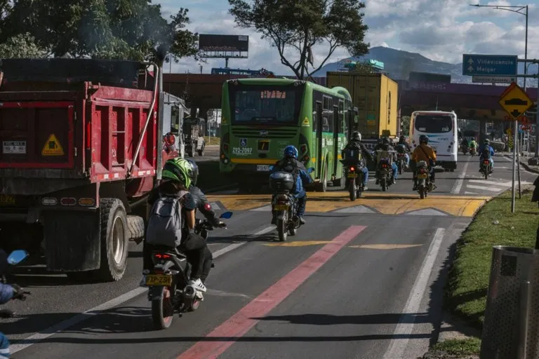 Tráfico y motociclistas en la avenida Boyacá de Bogotá, escenario de uno de los accidentes fatales en Bogotá de este jueves