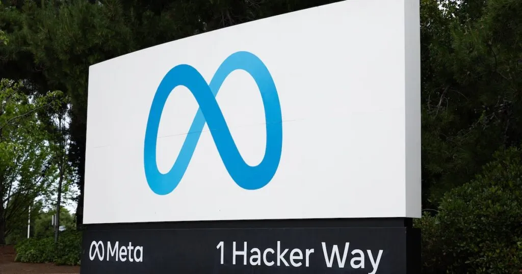 Cartel de Meta con su logotipo en la sede de Menlo Park, California, junto a las acciones de Meta