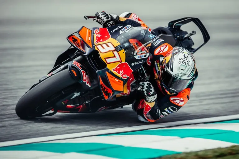 Pedro Acosta con la KTM número 37 en Sepang, el día en que Acosta gana la sprint de Malasia de MotoGP