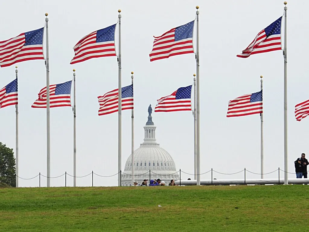 Acuerdo comercial con Canadá: banderas de Estados Unidos frente a la cúpula del Capitolio en Washington