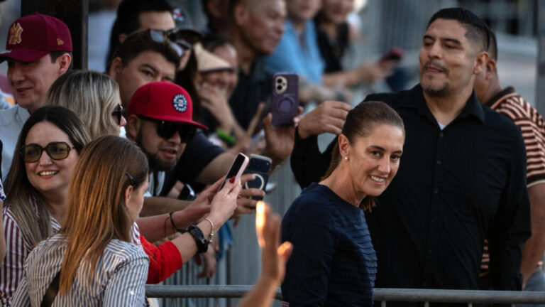 La presidenta Claudia Sheinbaum entre simpatizantes, durante la negociación del acuerdo comercial de México con Estados Unidos