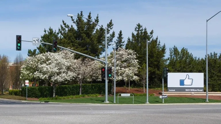 Acuerdo de Meta: la sede de la compañía en Menlo Park, California, con el histórico letrero de Facebook a la entrada del campus
