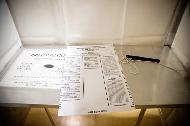 Una papeleta electoral dentro de una cabina de votación en Estados Unidos; dos residentes permanentes fueron acusados de voto ilegal en Nevada