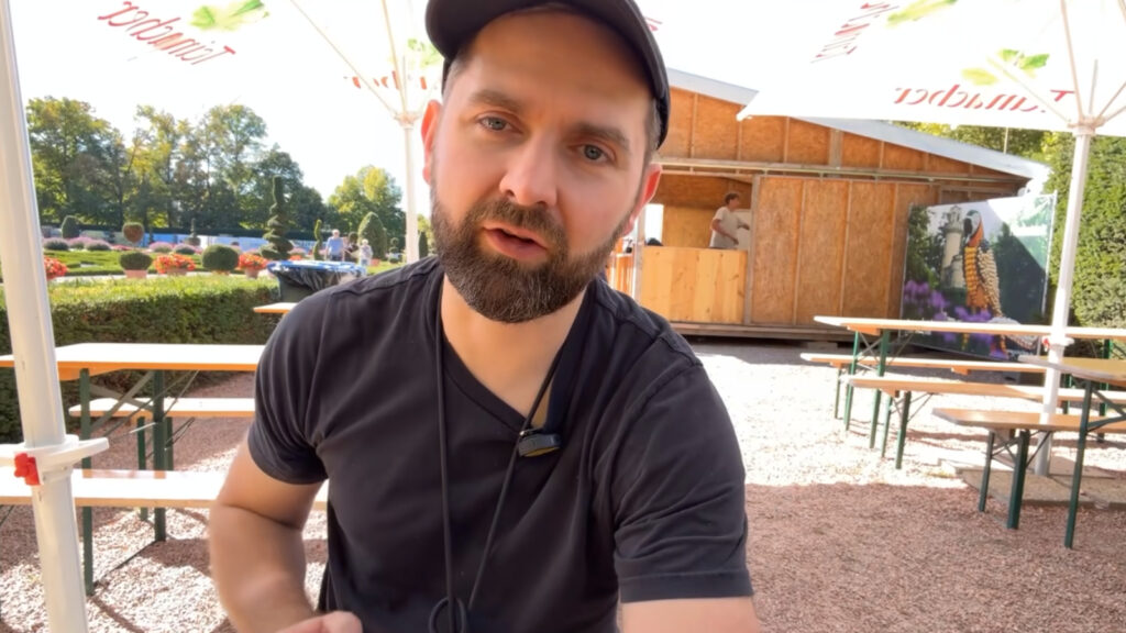 Adam Wolke con gorra negra y camiseta oscura durante una transmisión en Alemania