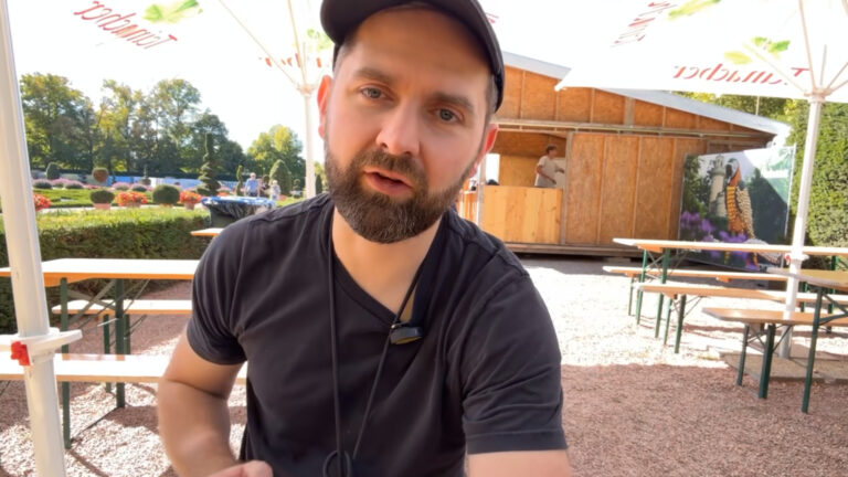 Adam Wolke con gorra negra y camiseta oscura durante una transmisión en Alemania