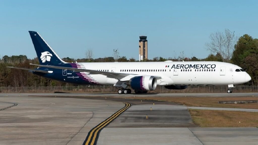 Avión de Aeroméxico en pista: la aerolínea reanudará sus vuelos a Venezuela en 2027