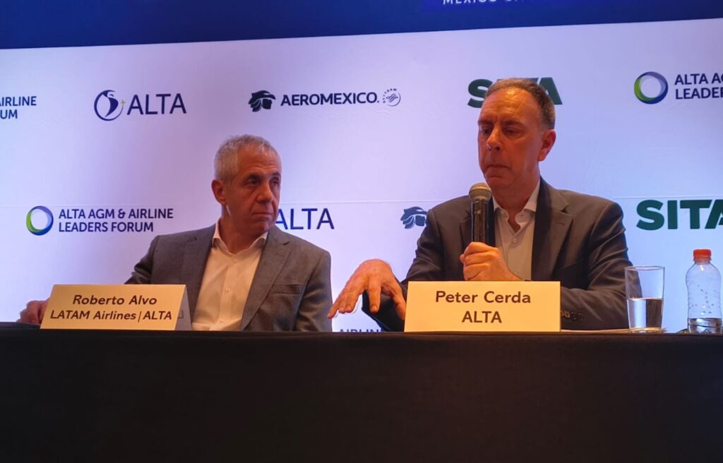 Peter Cerdá, de la IATA y ALTA, junto a Roberto Alvo, de LATAM, en la rueda de prensa sobre el aeropuerto de Maiquetía en el ALTA Forum