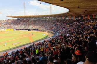Estadio Luis Aparicio de Maracaibo lleno de aficionados, donde las Águilas del Zulia debutan ante los Leones del Caracas en la LVBP
