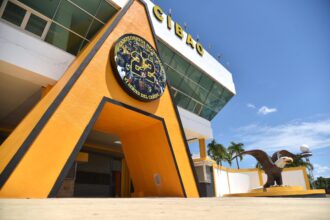 Entrada del Estadio Cibao con el emblema de los 22 campeonatos de las Águilas Cibaeñas, que buscan la corona 23 en la temporada 2026-2027 de la LIDOM
