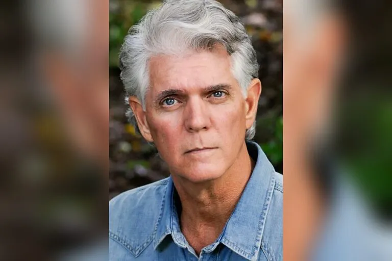 Alan Dysert sonriendo a la cámara, el actor que interpretó a Sean Cudahy en All My Children