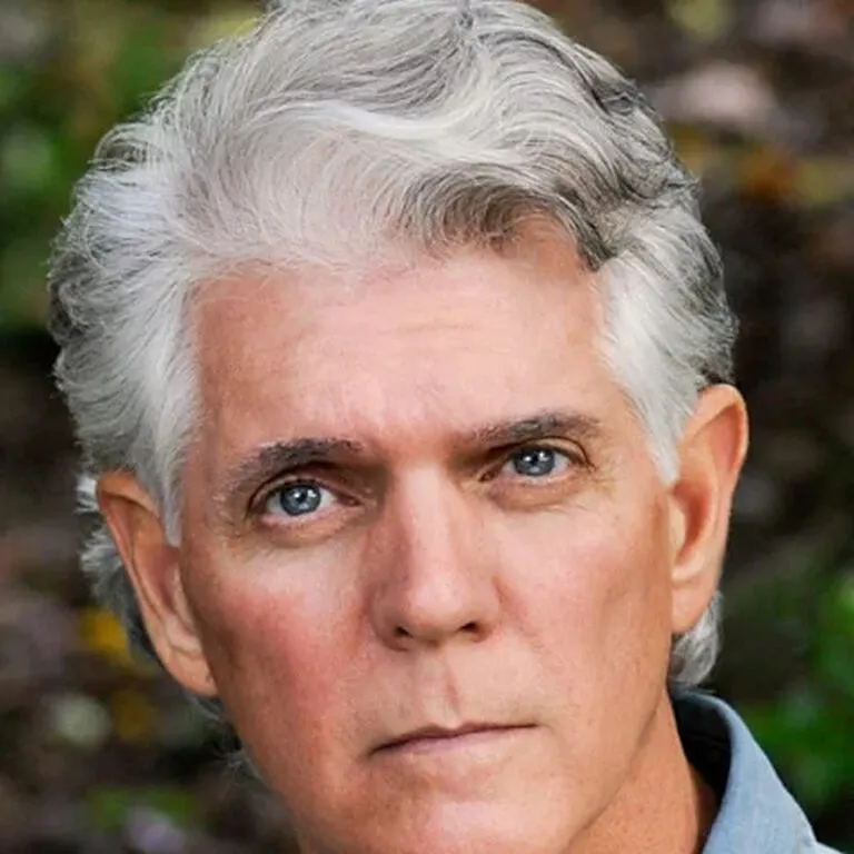 Alan Dysert sonriendo a la cámara, el actor que interpretó a Sean Cudahy en All My Children