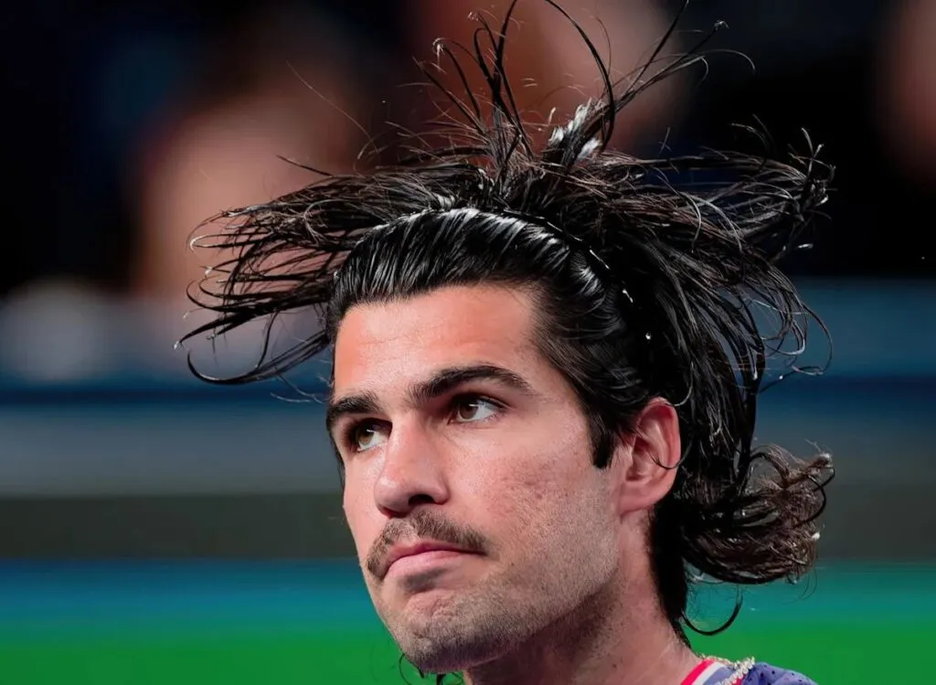 Alcaraz vence a Khachanov en Viena: Carlos Alcaraz en primer plano durante su partido del ATP 500 de Viena