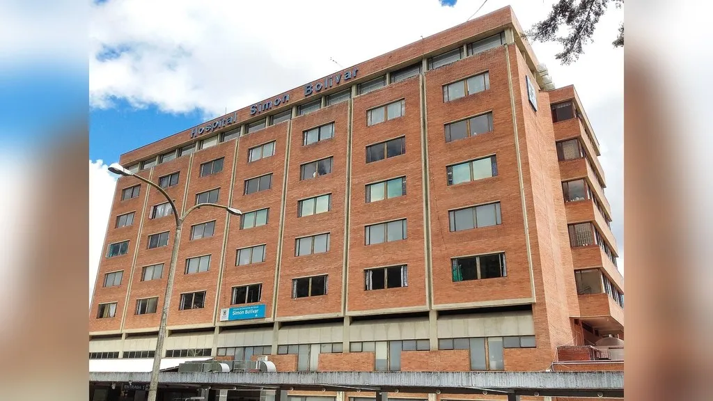 Alerta amarilla hospitalaria en Bogotá: fachada completa del Hospital Simón Bolívar, uno de los centros de la red pública de salud de la capital