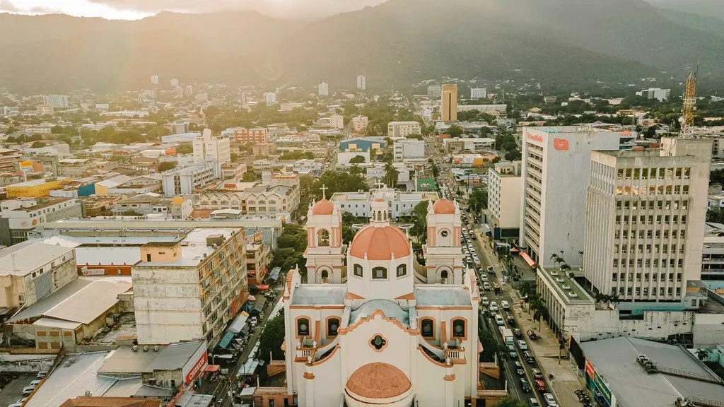 Vista aérea de San Pedro Sula, capital del departamento de Cortés, al que pertenece Puerto Cortés: la alerta de seguridad en Honduras se concentra en la zona portuaria
