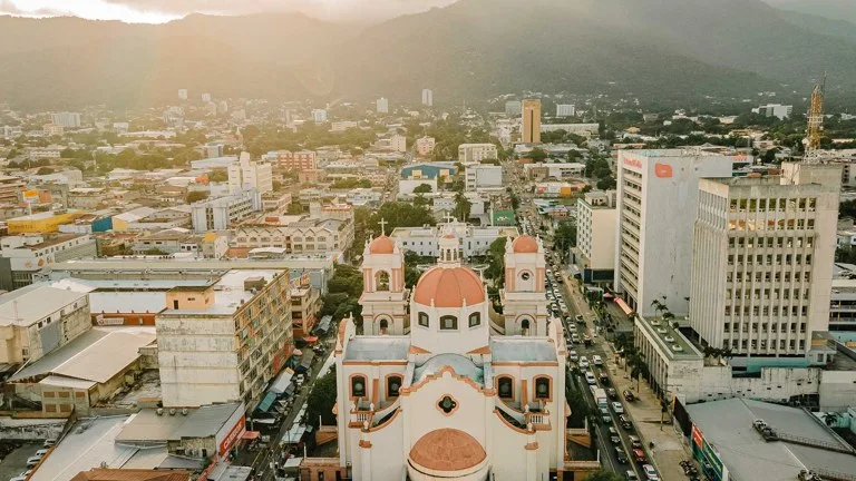 Vista aérea de San Pedro Sula, capital del departamento de Cortés, al que pertenece Puerto Cortés: la alerta de seguridad en Honduras se concentra en la zona portuaria