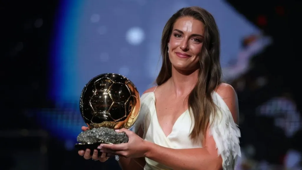 Alexia Putellas tercer Balón de Oro: la española, de vestido blanco, sostiene el trofeo dorado en la gala del London Palladium de Londres