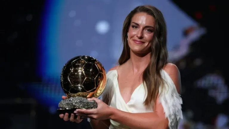 Alexia Putellas tercer Balón de Oro: la española, de vestido blanco, sostiene el trofeo dorado en la gala del London Palladium de Londres