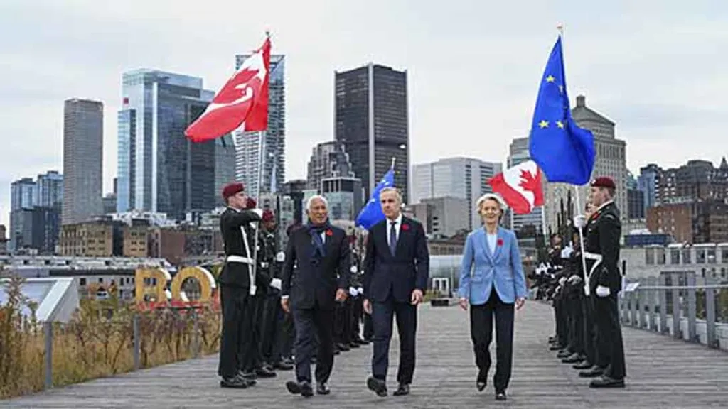 alianza UE Canadá: António Costa, Mark Carney y Ursula von der Leyen caminan entre banderas de Canadá y la Unión Europea en Montreal