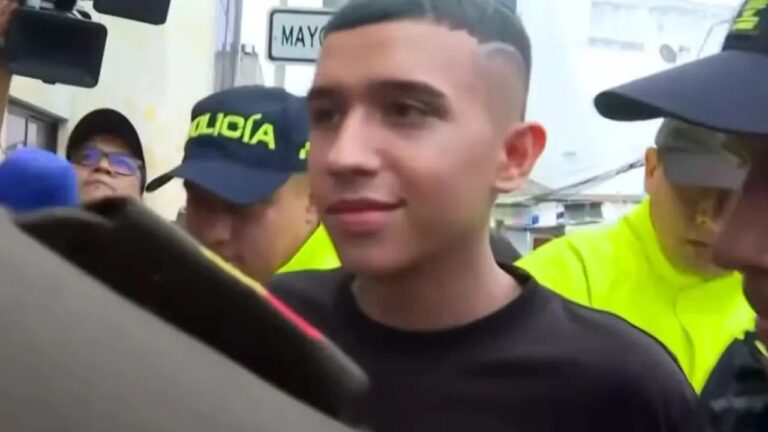 Alias Julito, escoltado por policías a su llegada al Palacio de Justicia de Bucaramanga