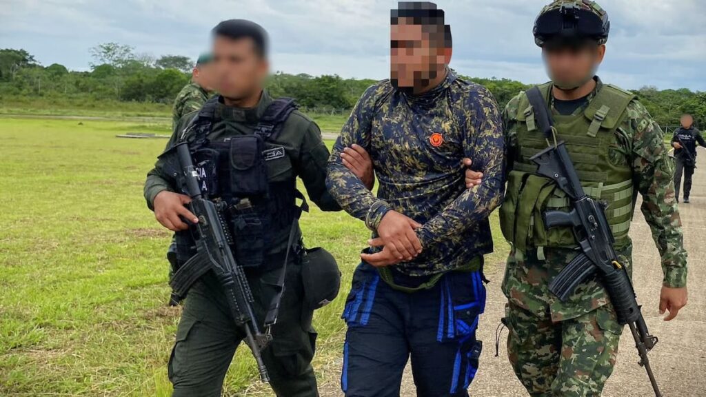 alias Junior Rojas capturado en el Meta escoltado por soldados y policías tras su detención en Puerto Rico