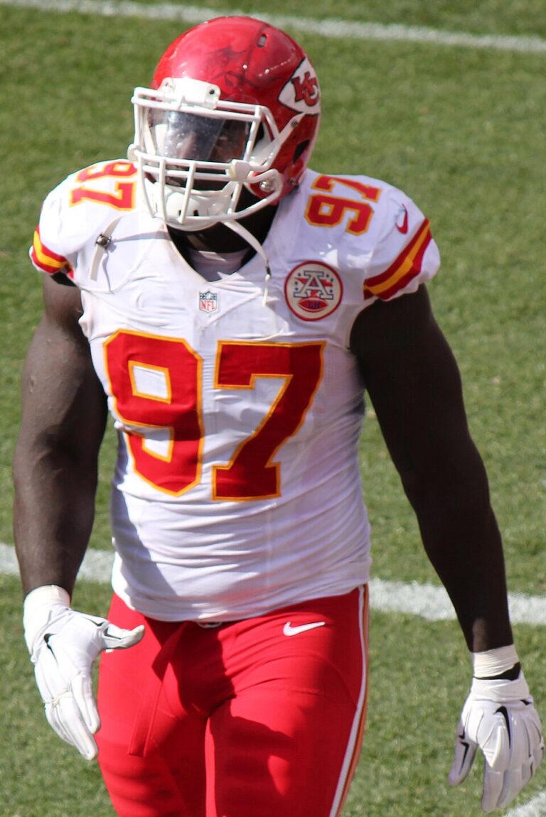 Allen Bailey con el uniforme de los Kansas City Chiefs durante un partido de la NFL