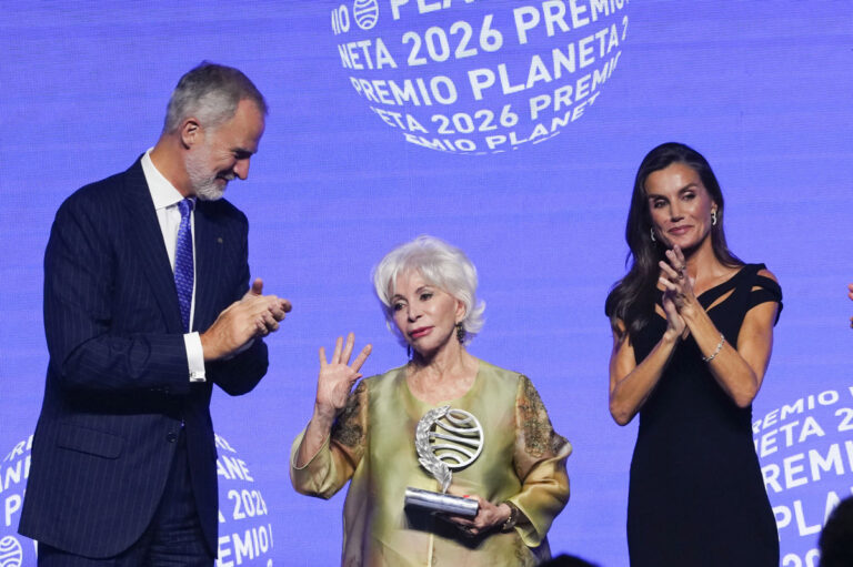 Isabel Allende sostiene el Premio Planeta 2026 junto a los Reyes de España en Barcelona