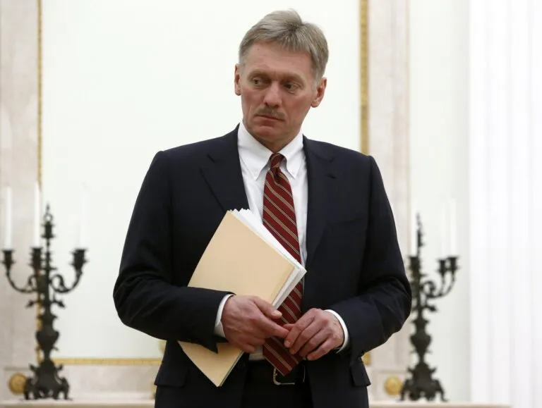 Alto el fuego en Oleshki: Dmitri Peskov, portavoz del Kremlin, con una carpeta en la mano