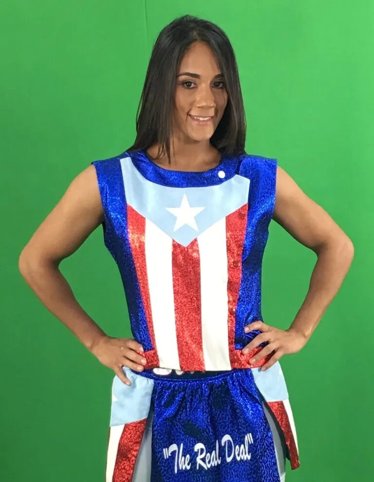 Amanda Serrano posa con su indumentaria de boxeo con la bandera de Puerto Rico; Amanda Serrano anuncia su retiro
