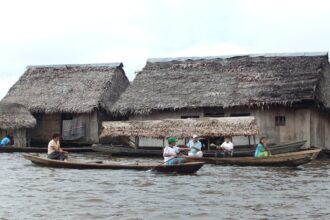 Comunidad ribereña de la Amazonía peruana, donde se denuncia la crisis de abuso infantil en Perú