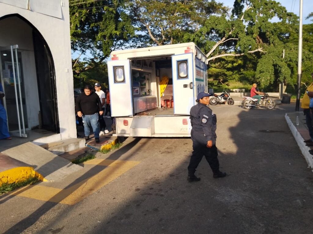 Una ambulancia y un funcionario policial en la entrada del hospital de Río Chico, a donde trasladaron a los heridos del accidente: nieto de Hugo Chávez herido