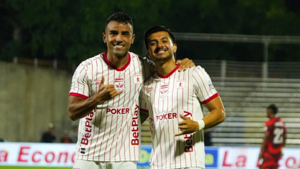 América de Cali goleó 4-0 al Barranquilla: dos jugadores escarlatas celebran un gol en el estadio Romelio Martínez