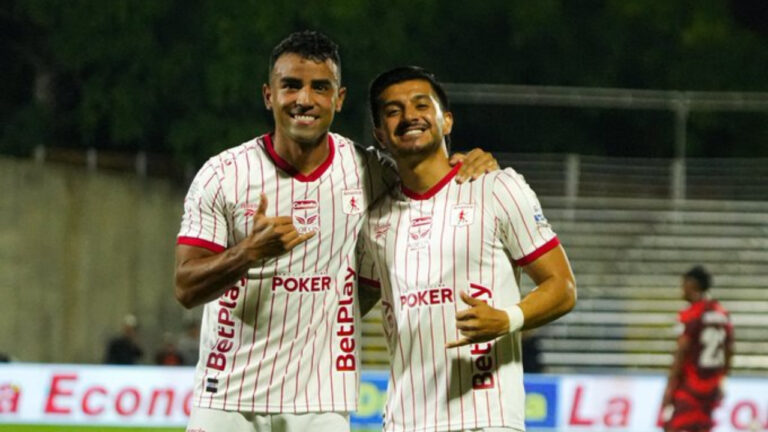 América de Cali goleó 4-0 al Barranquilla: dos jugadores escarlatas celebran un gol en el estadio Romelio Martínez