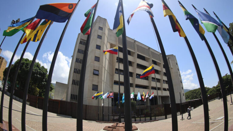 Magistrados del TSJ: la sede del Tribunal Supremo de Justicia en Caracas, con las banderas de Venezuela y de los estados en su explanada