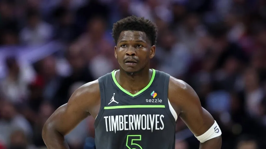 Anthony Edwards, con el uniforme número 5 de los Minnesota Timberwolves, durante un partido de la NBA