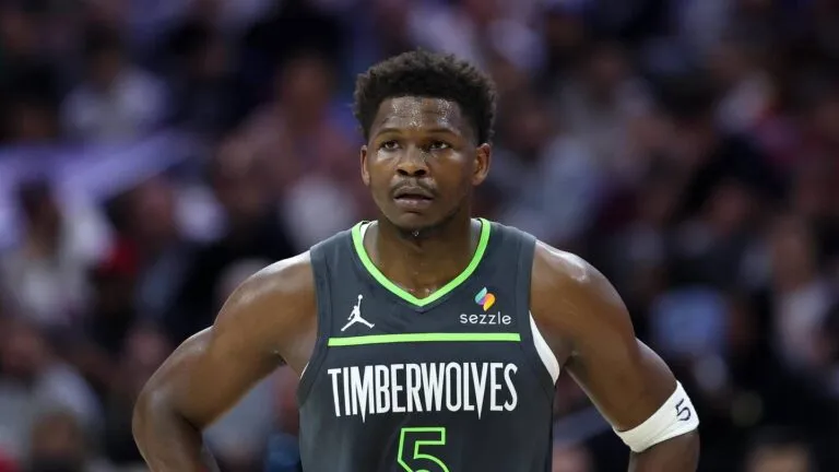Anthony Edwards, con el uniforme número 5 de los Minnesota Timberwolves, durante un partido de la NBA