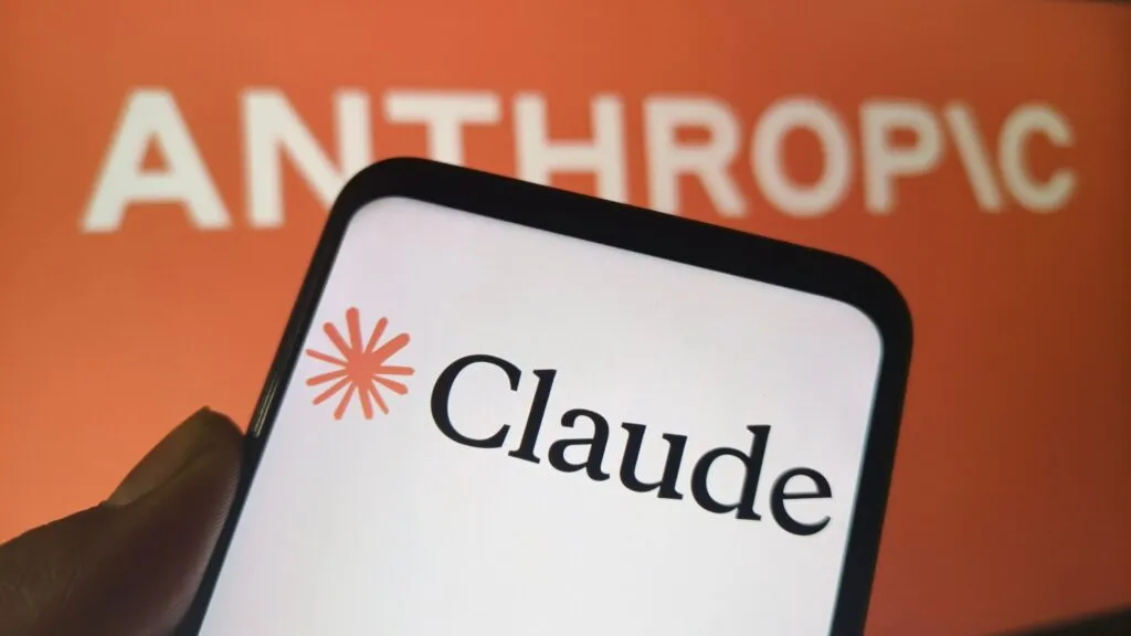 Anthropic sale a bolsa: el logo de Claude en la pantalla de un teléfono con el nombre de Anthropic al fondo