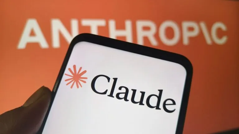 Anthropic sale a bolsa: el logo de Claude en la pantalla de un teléfono con el nombre de Anthropic al fondo