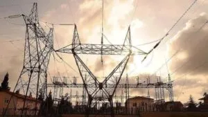 Apagones en Sudán: torres de alta tensión y tendido eléctrico de una subestación al atardecer