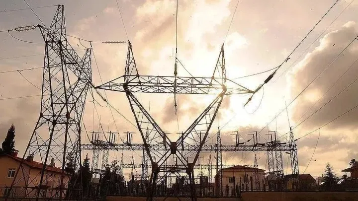 Apagones en Sudán: torres de alta tensión y tendido eléctrico de una subestación al atardecer